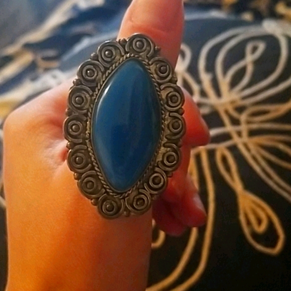 Oversized Gold Ring with large blue stone - Picture 3 of 6